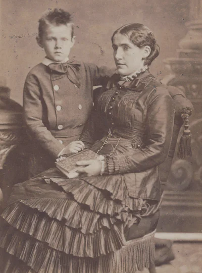 Foto van Kee Vos en haar zoon Jan, ca. 1881